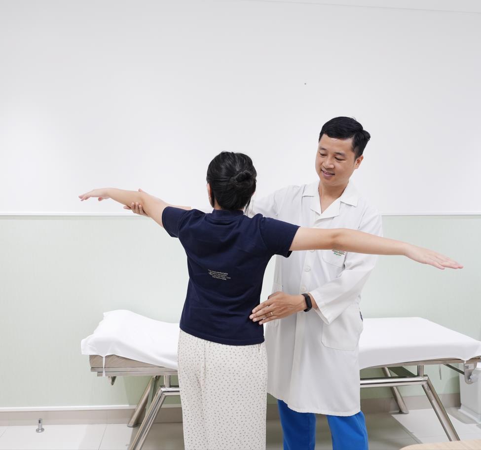 Cong vẹo cột sống ở trẻ diễn biến &acirc;m thầm, phụ huynh kh&ocirc;ng n&ecirc;n chủ quan - Ảnh 3.