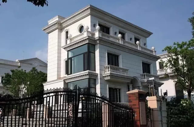 Căn biệt thự 5.000 m2 bị bỏ hoang, biến thành bãi rác của nam diễn viên hạng A dính lùm xùm "ăn chặn" tiền từ thiện- Ảnh 2.