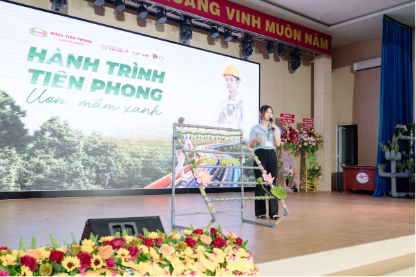 Tiền Phong Nam trao học bổng 150 triệu đồng cho 6 sinh vi&ecirc;n Đại học T&acirc;y Đ&ocirc; - Ảnh 1.