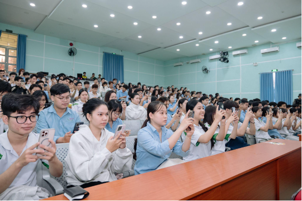 Tiền Phong Nam trao học bổng 150 triệu đồng cho 6 sinh vi&ecirc;n Đại học T&acirc;y Đ&ocirc; - Ảnh 2.