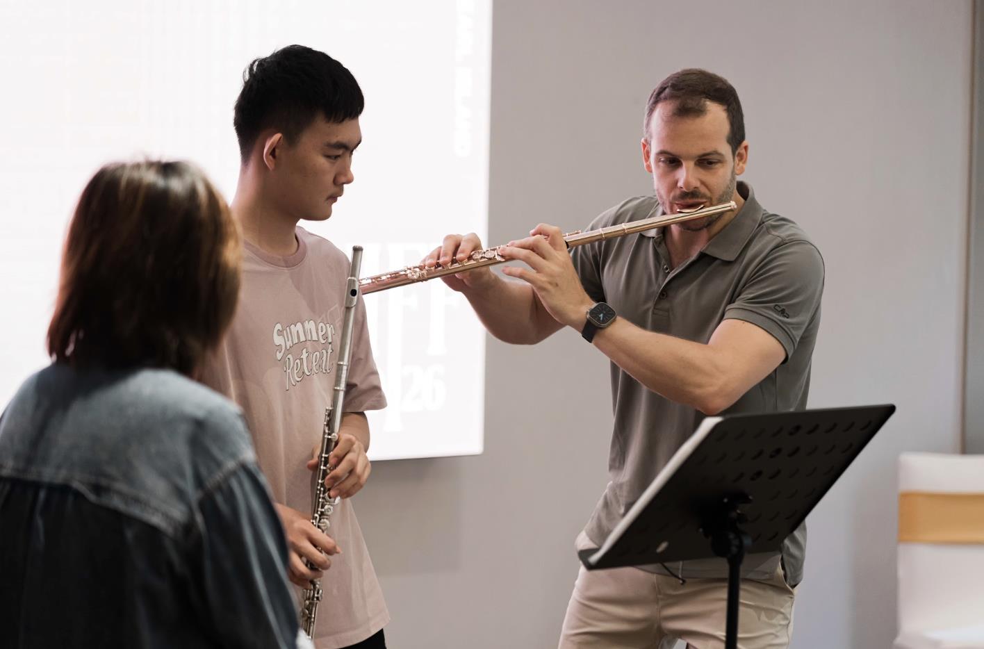 Nghệ sĩ Erin Bouriakov: &ldquo;T&ocirc;i muốn nghệ sĩ trẻ Việt Nam d&aacute;m mơ những giấc mơ lớn hơn&rdquo;- Ảnh 5.