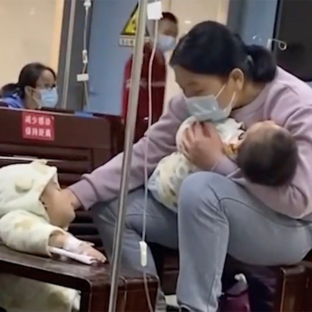 Người mẹ nào cũng từng 1 mình gồng lên chăm con ốm nhưng họ chọn im lặng, vì nói ra sẽ bị