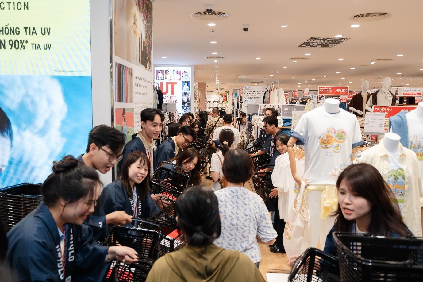 Vừa khai trương, UNIQLO AEON MALL Đ&agrave; Nẵng Thanh Kh&ecirc; đ&oacute;n h&agrave;ng ngh&igrave;n lượt kh&aacute;ch- Ảnh 1.