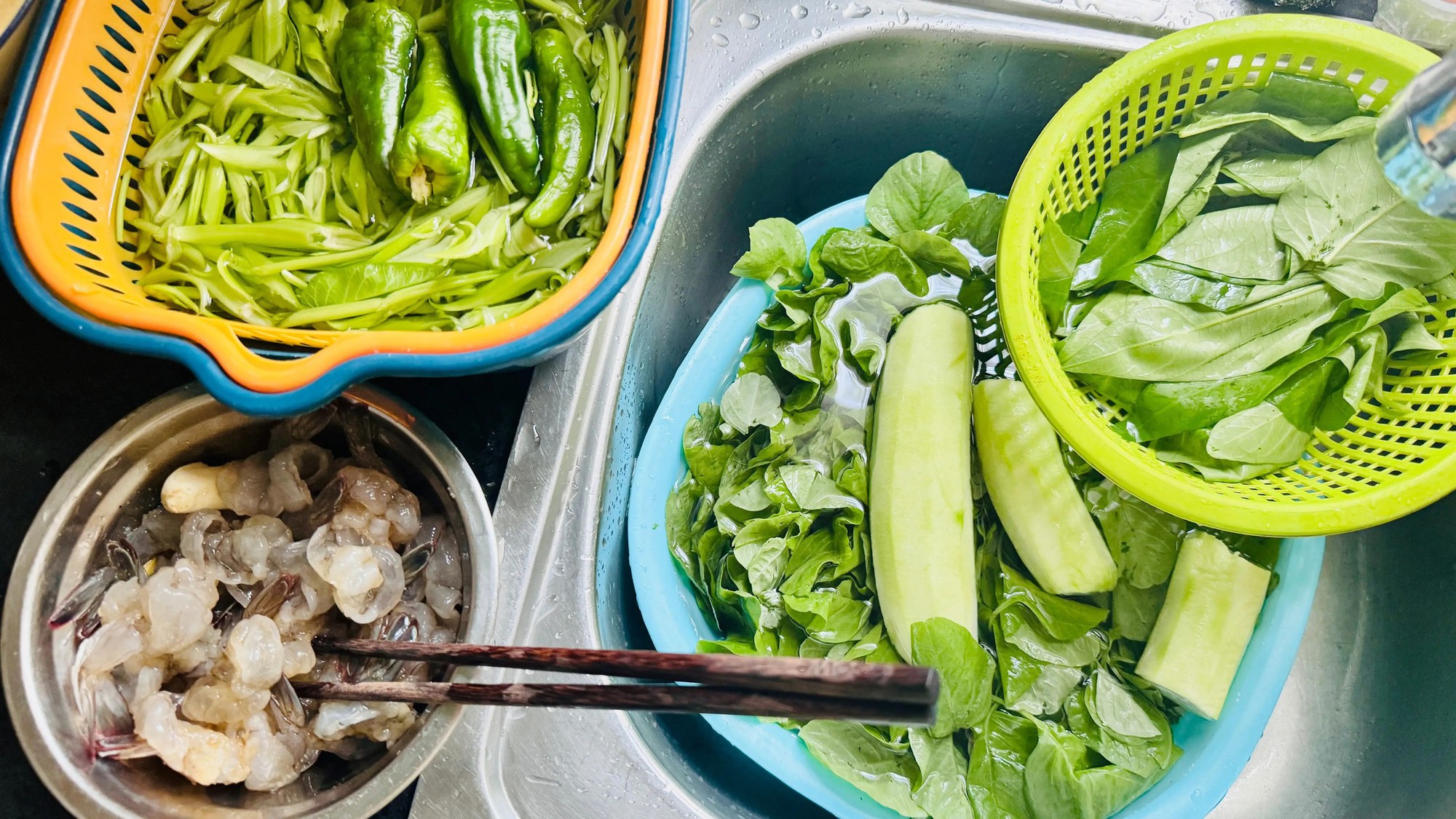 Không cần sơn hào hải vị, bữa cơm cuối tuần của gia đình tôi toàn món nấu nhanh nhưng ai cũng hào hứng- Ảnh 2.