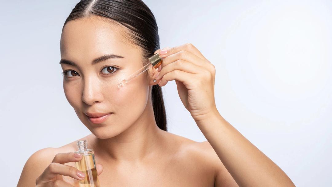 "Da thủy tinh" đang là chuẩn mực làm đẹp mới của phụ nữ châu Á: Nhiều người đổ xô uống glutathione, nhưng còn một điều quan trọng hơn- Ảnh 2.