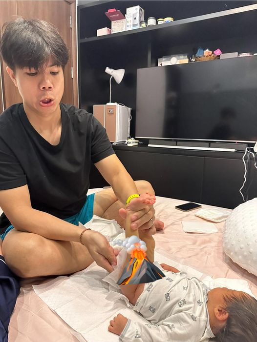Đặc sản của ATVNCG 2026 l&agrave; c&aacute;c &ocirc;ng bố "nghiện" con: Anh t&agrave;i Đinh Mạnh Ninh c&ograve;n mang cả gấu b&ocirc;ng của con đi thi- Ảnh 6.