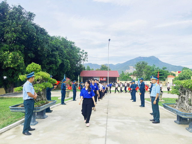 Sôi nổi chương trình trải nghiệm hè "Một ngày làm chiến sĩ phòng không-không quân" - Ảnh 1.