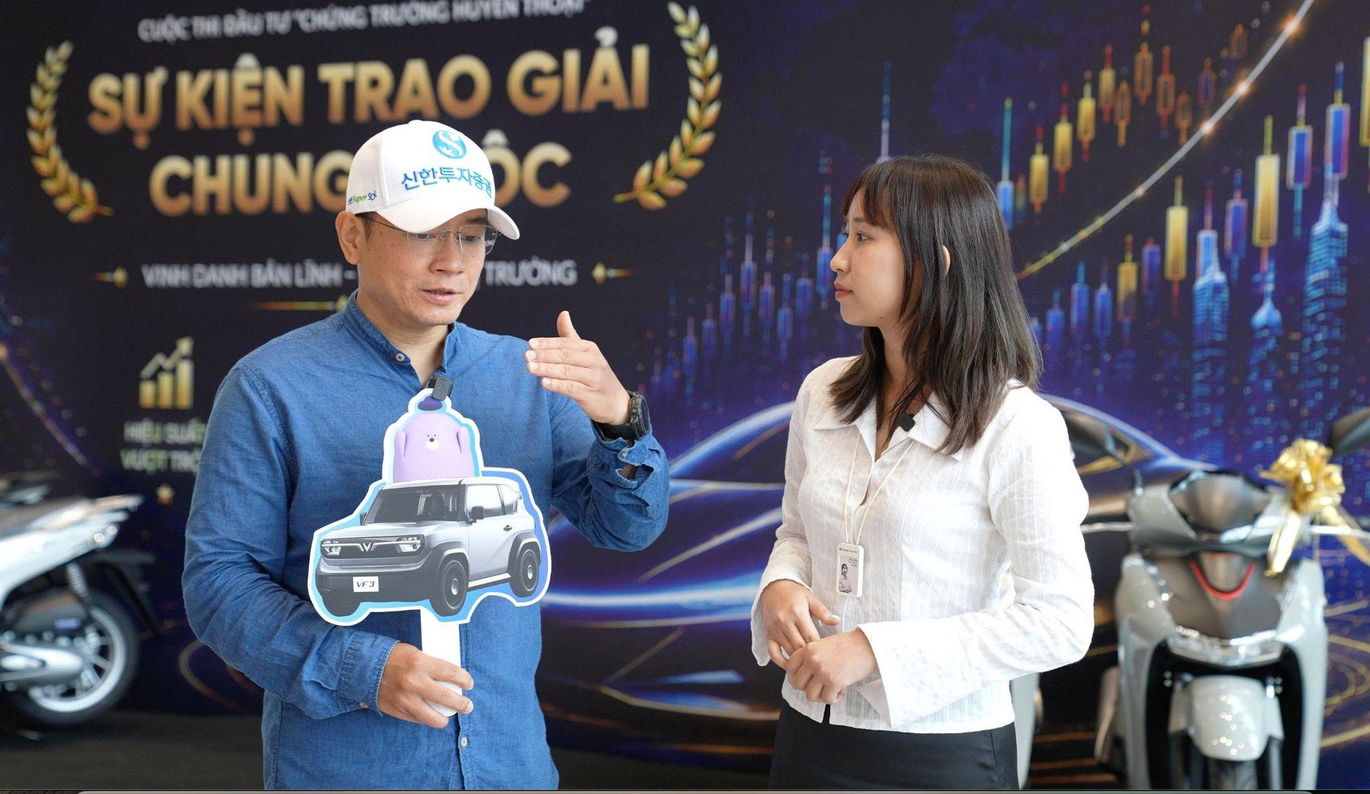 Khoảnh khắc nhận VinFast VF3 v&agrave; điều Qu&aacute;n qu&acirc;n Chứng Trường Huyền Thoại 2026 tiết lộ - Ảnh 1.