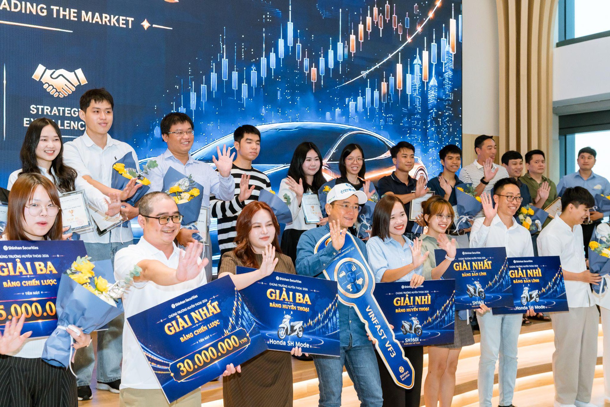 Khoảnh khắc nhận VinFast VF3 v&agrave; điều Qu&aacute;n qu&acirc;n Chứng Trường Huyền Thoại 2026 tiết lộ - Ảnh 2.