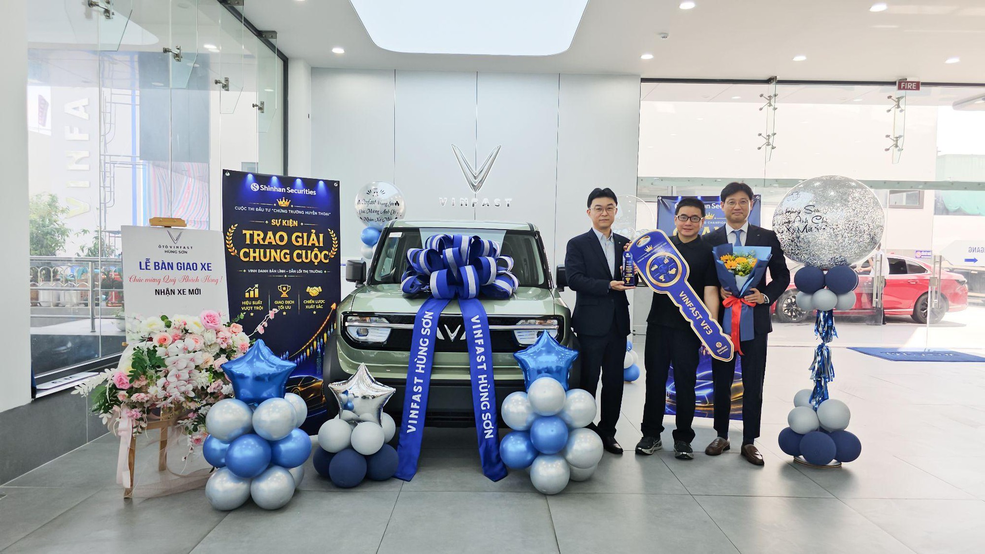 Khoảnh khắc nhận VinFast VF3 v&agrave; điều Qu&aacute;n qu&acirc;n Chứng Trường Huyền Thoại 2026 tiết lộ - Ảnh 3.
