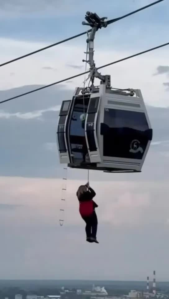 Khoảnh khắc kinh hoàng: Cabin cáp treo va vào nhau ở độ cao 61 mét, 16 người mắc kẹt- Ảnh 3.