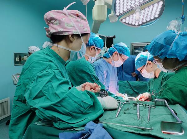 Người phụ nữ 32 tuổi chảy máu vùng kín suốt 3 năm, vừa đến bệnh viện mọi người vội bịt mũi vì 1 thứ - Ảnh 3.