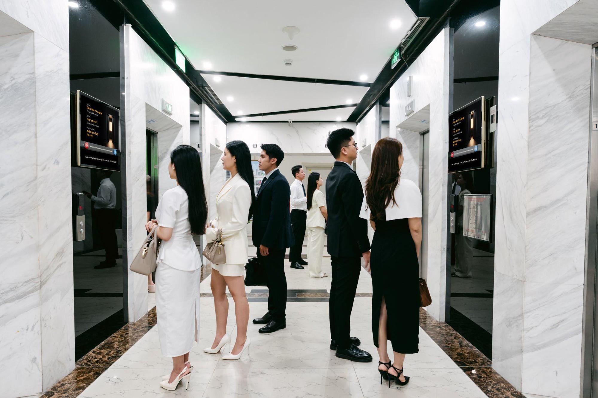 Ai cũng n&oacute;i l&agrave; nh&igrave;n thấy trong thang m&aacute;y- Ảnh 1.