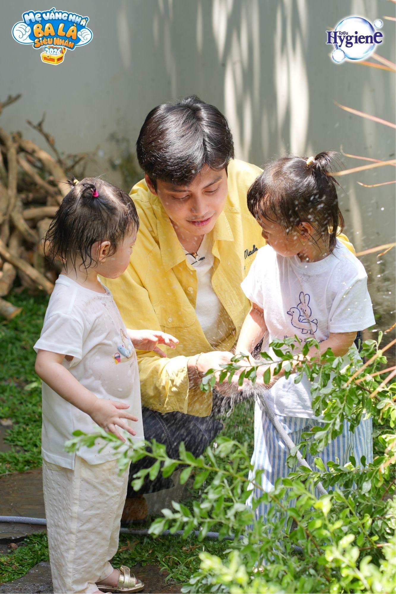 Ba Tuấn Dương rủ hai nhóc tỳ cùng “khui” bí mật sạch thơm cực đỉnh của mẹ Lucie- Ảnh 1.