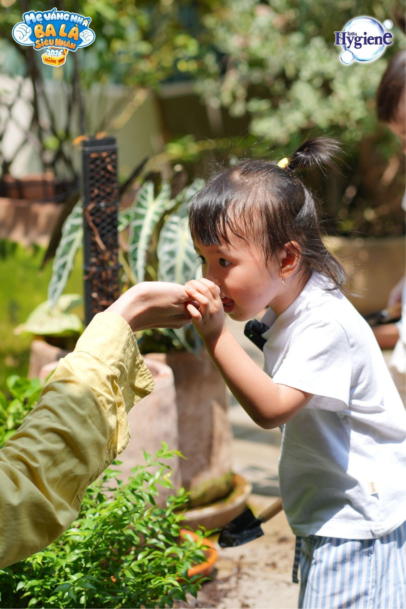 Ba Tuấn Dương rủ hai nhóc tỳ cùng “khui” bí mật sạch thơm cực đỉnh của mẹ Lucie- Ảnh 2.
