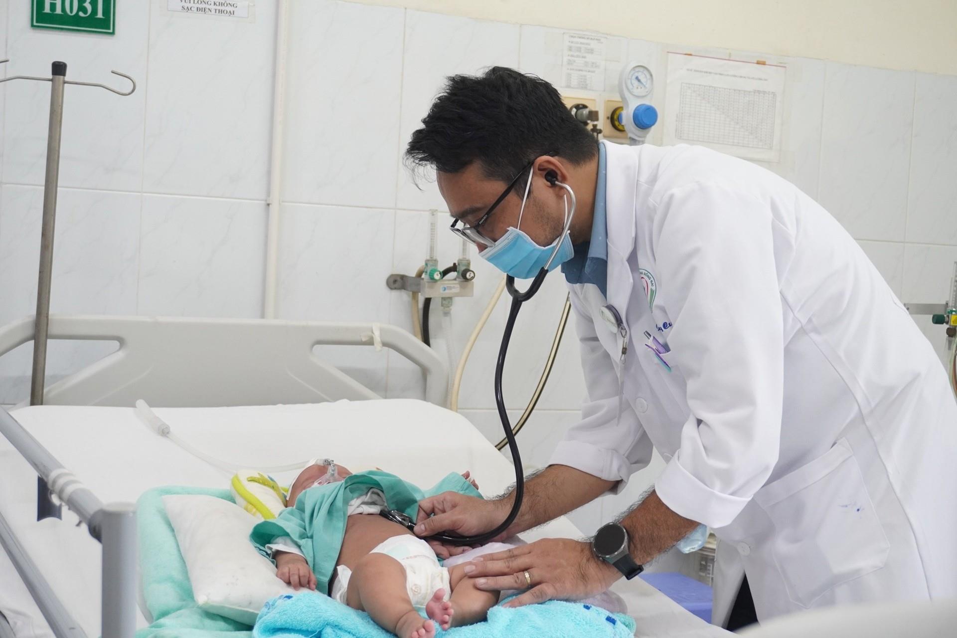 Hiểu lầm của cha mẹ, trẻ lỡ cơ hội ph&ograve;ng RSV - Ảnh 3.
