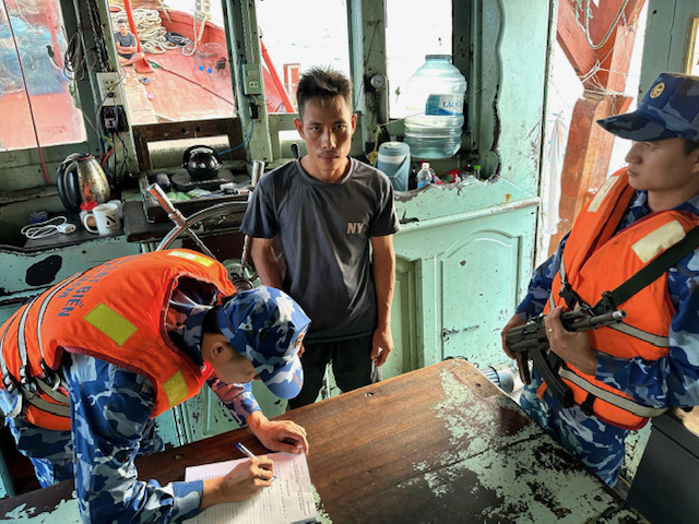 BTL Vùng Cảnh sát biển 4 bắt giữ tàu cá có dấu hiệu vi phạm nghiêm trọng về IUU - Ảnh 2.