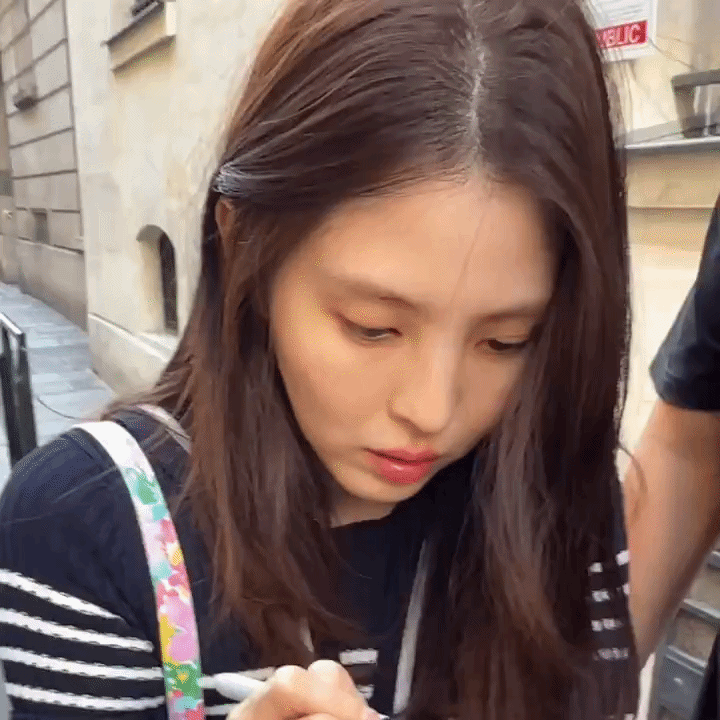 Han So Hee xả vai nữ thần Dior, nhan sắc mộc qua cam thường gây chú ý- Ảnh 1.