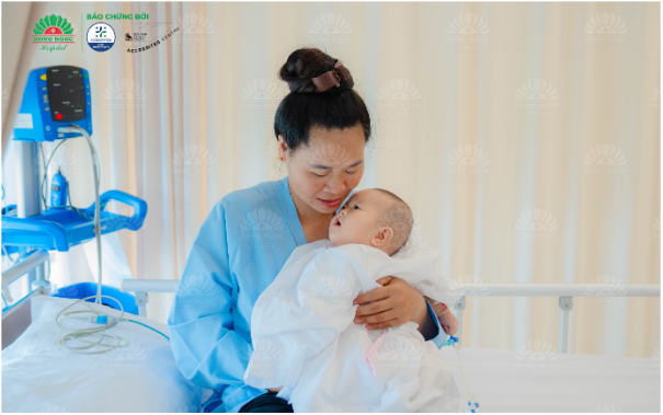 Vượt gần 300km từ Sơn La xuống H&agrave; Nội, ba mẹ đi t&igrave;m nụ cười trọn vẹn cho con - Ảnh 2.