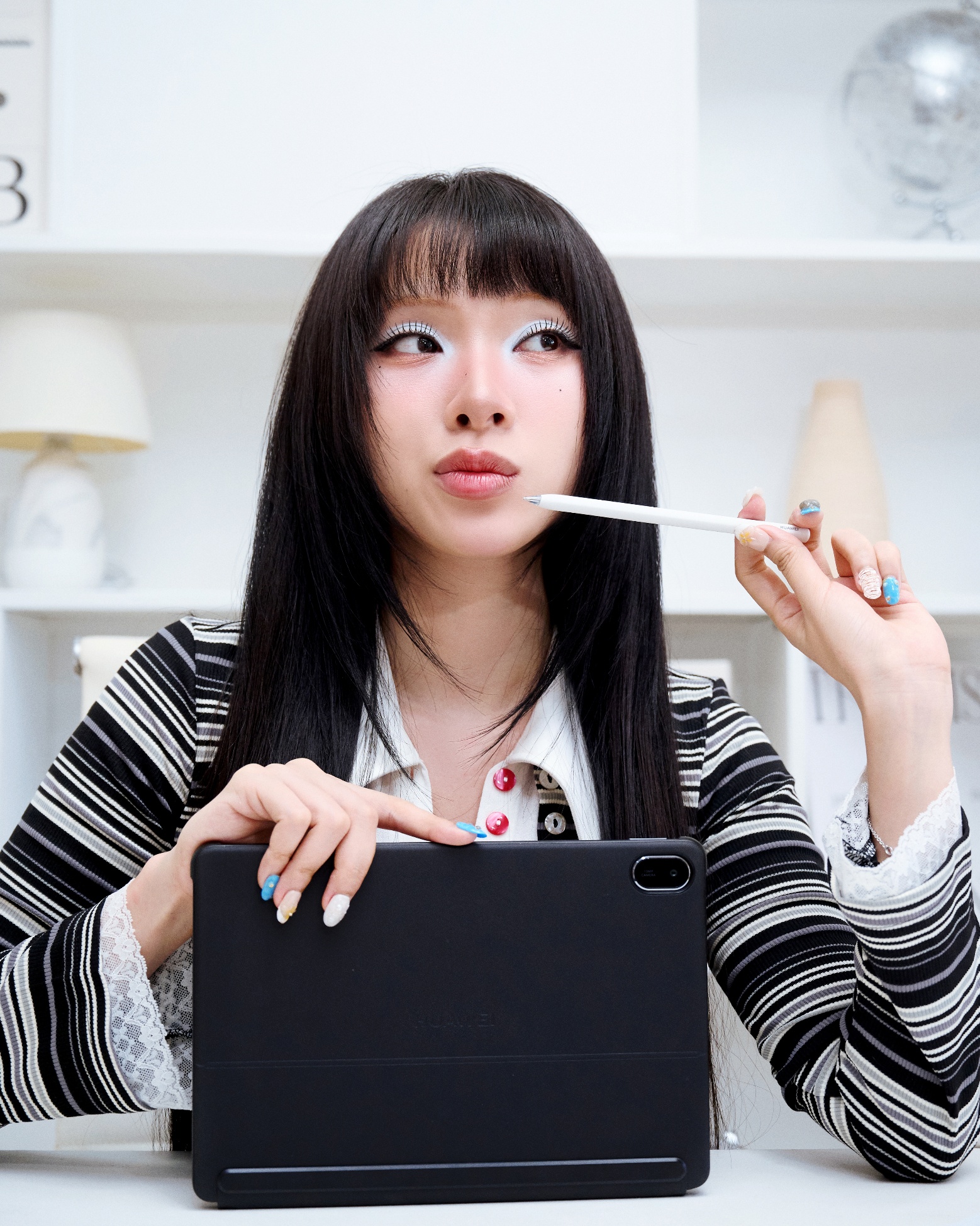 Em xinh Mỹ Mỹ h&eacute; lộ m&oacute;n bảo bối đồng h&agrave;nh từ giảng đường đến s&acirc;n khấu - Ảnh 1.
