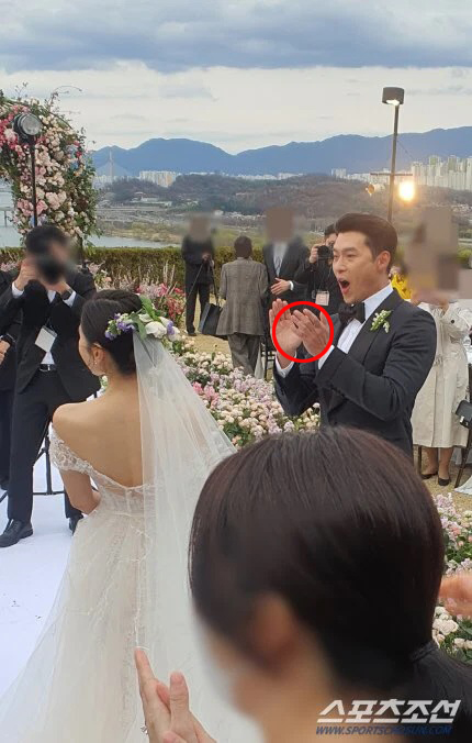 Nhẫn cưới của Hyun Bin lần đầu lộ diện rõ như ban ngày sau 4 năm kết hôn- Ảnh 5.