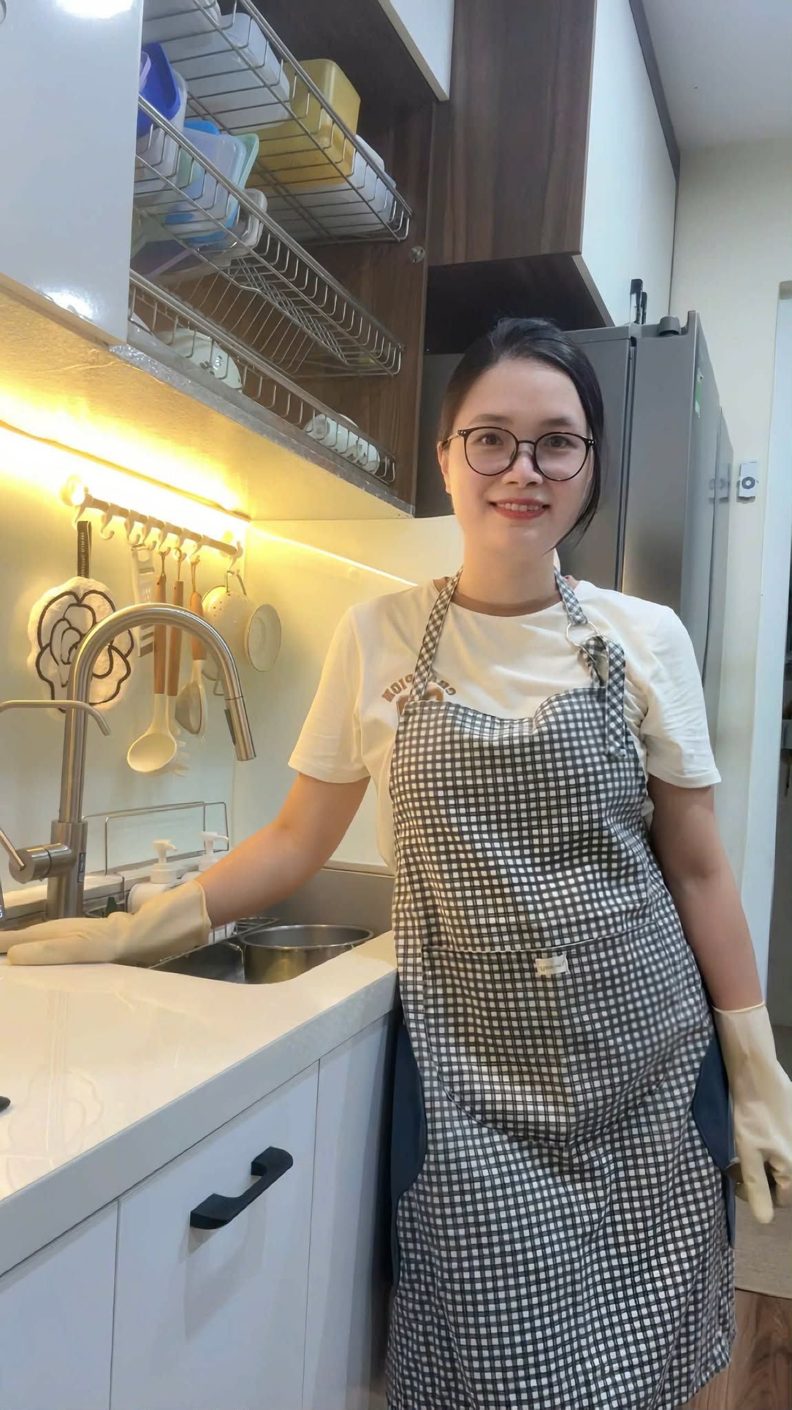 Mẹ 2 con ở H&agrave; Nội biến căn bếp chưa đầy 3m th&agrave;nh kh&ocirc;ng gian gọn g&agrave;ng với 3 ph&uacute;t dọn dẹp "thần tốc" sau mỗi bữa ăn - Ảnh 1.