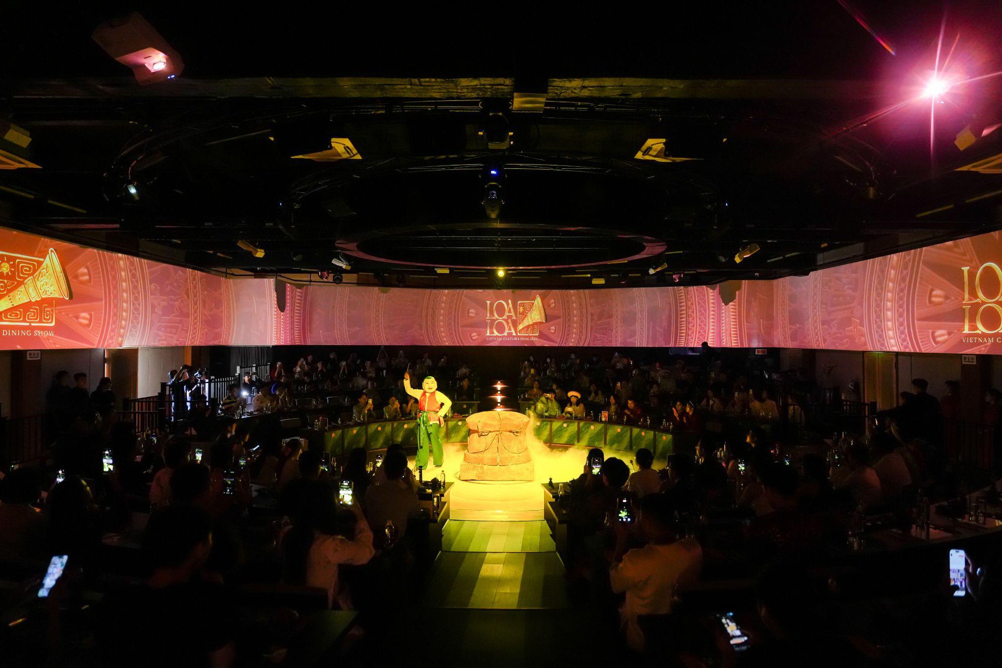 VietCharm vươn m&igrave;nh trở th&agrave;nh LOALOA Show, khai mở h&agrave;nh tr&igrave;nh trải nghiệm văn ho&aacute; & ẩm thực mới - Ảnh 1.