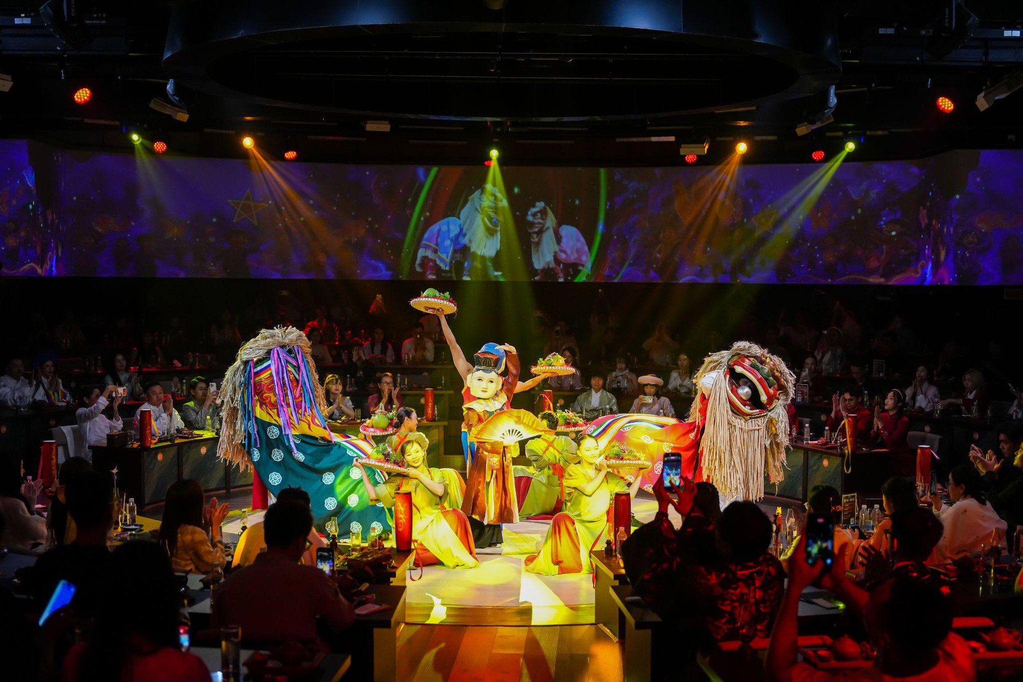 VietCharm vươn m&igrave;nh trở th&agrave;nh LOALOA Show, khai mở h&agrave;nh tr&igrave;nh trải nghiệm văn ho&aacute; & ẩm thực mới - Ảnh 2.