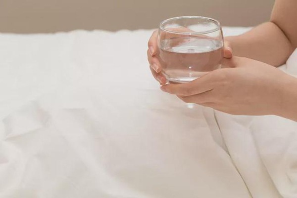 V&igrave; sao ng&agrave;y c&agrave;ng nhiều người th&iacute;ch uống 1 cốc nước ấm mỗi s&aacute;ng? - Ảnh 1.