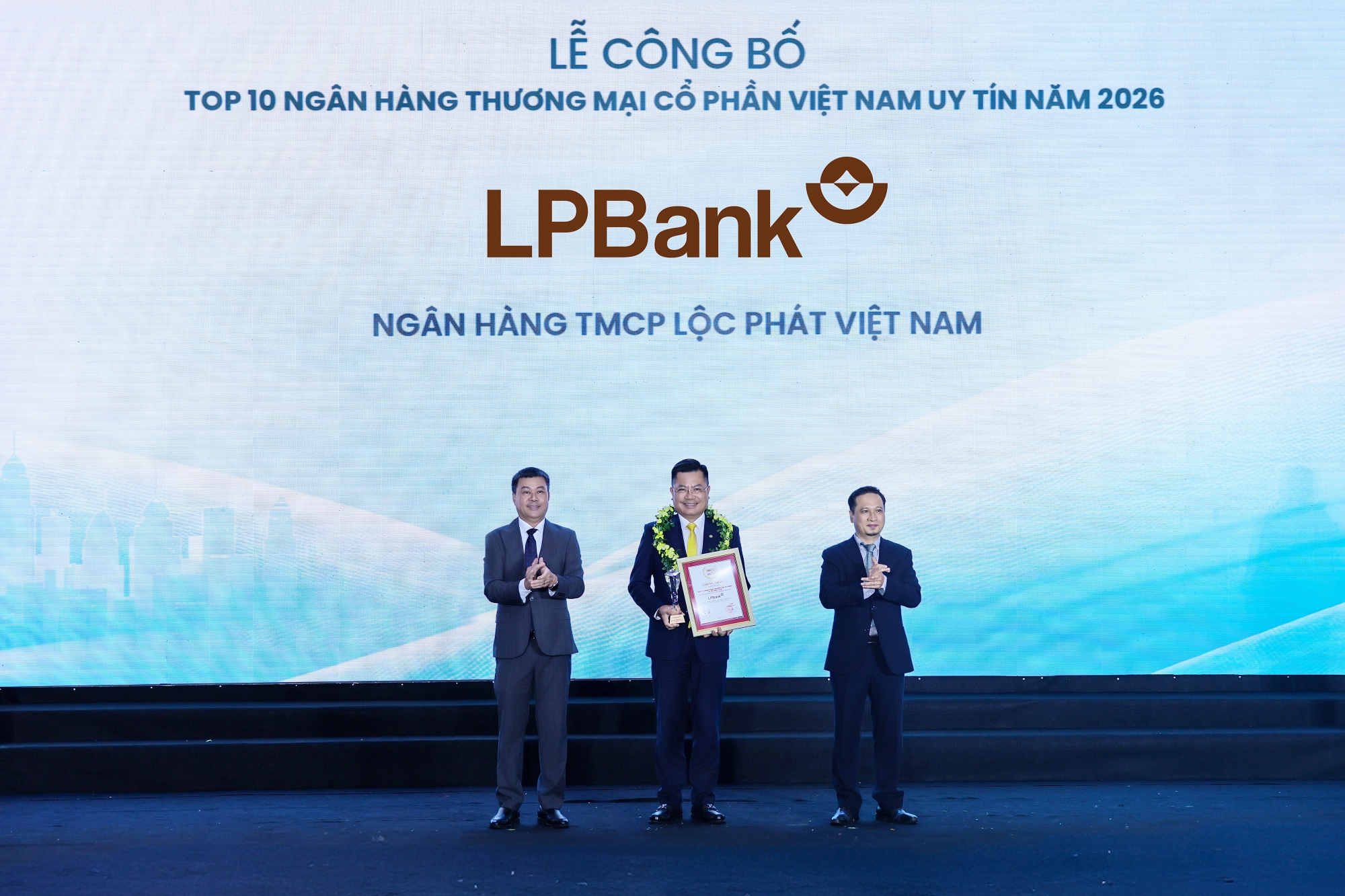 LPBank lập c&uacute; đ&uacute;p thăng hạng, khẳng định vị thế ng&acirc;n h&agrave;ng tư nh&acirc;n h&agrave;ng đầu - Ảnh 1.