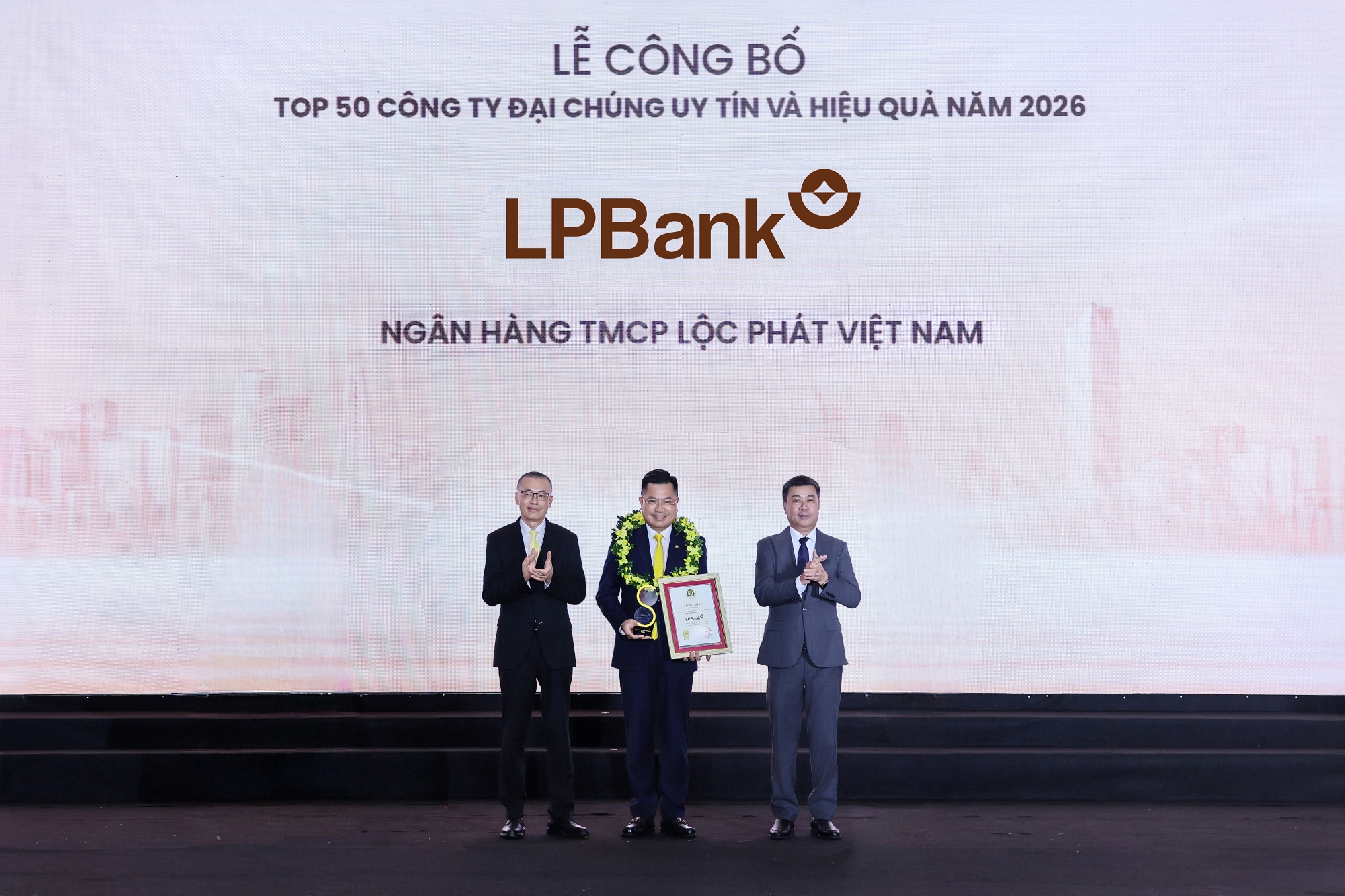 LPBank lập c&uacute; đ&uacute;p thăng hạng, khẳng định vị thế ng&acirc;n h&agrave;ng tư nh&acirc;n h&agrave;ng đầu - Ảnh 2.
