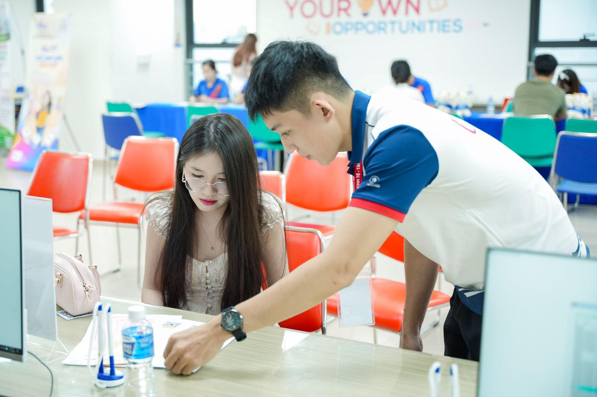Đ&ocirc;ng đảo th&iacute; sinh, phụ huynh đến UEF ho&agrave;n tất thủ tục nhập học - Ảnh 3.