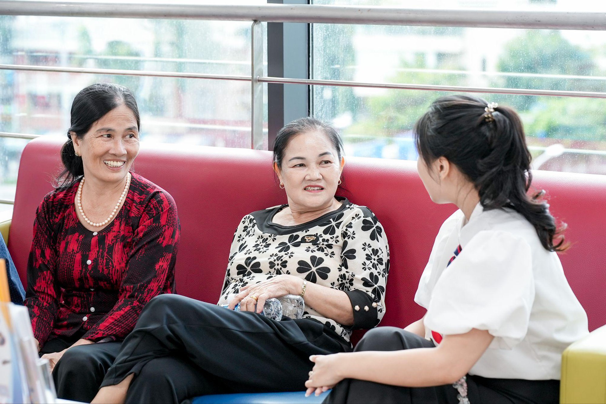 Đ&ocirc;ng đảo th&iacute; sinh, phụ huynh đến UEF ho&agrave;n tất thủ tục nhập học - Ảnh 7.