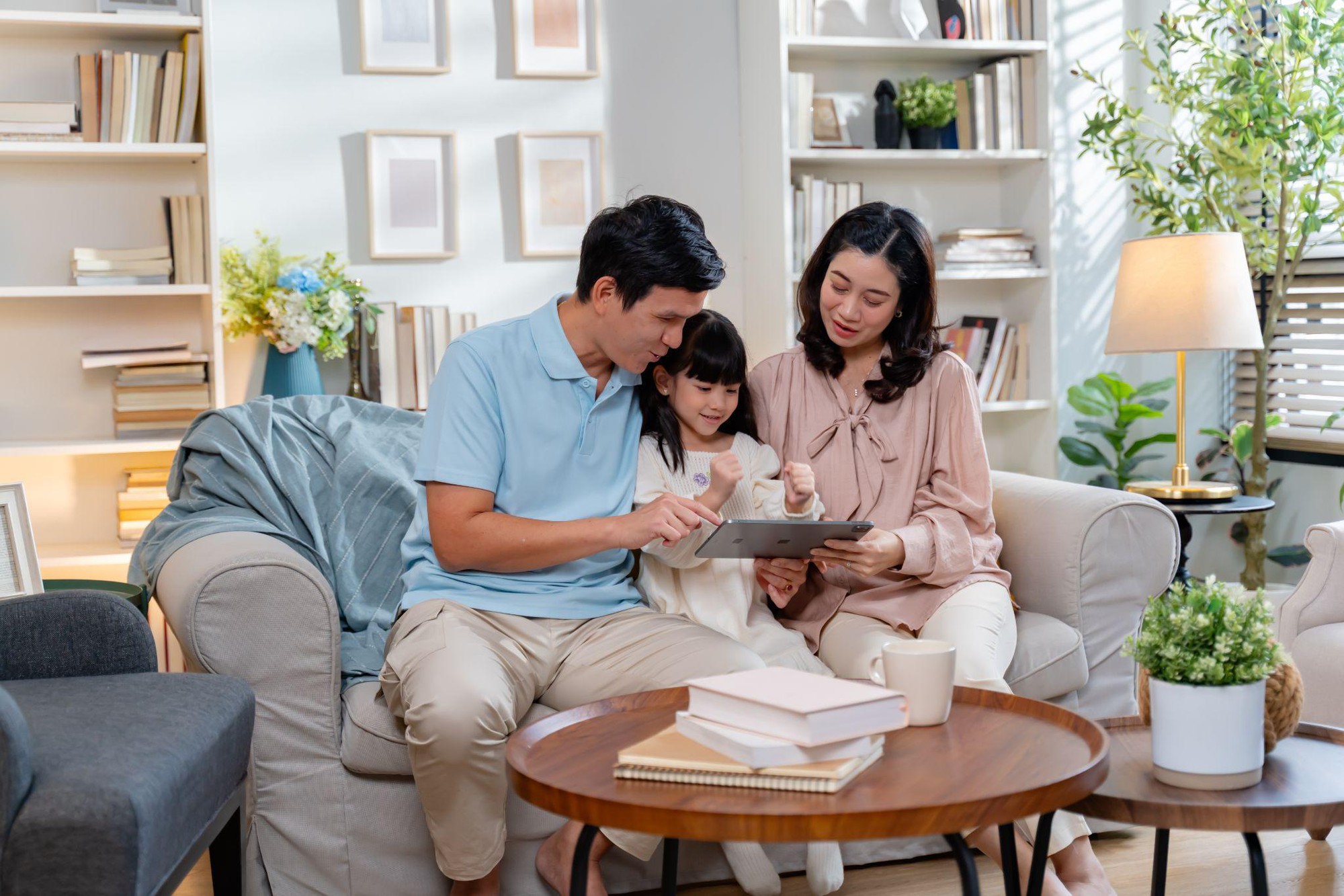 Tiêm nhắc trước tựu trường cho con hành trang vững vàng - Ảnh 1.