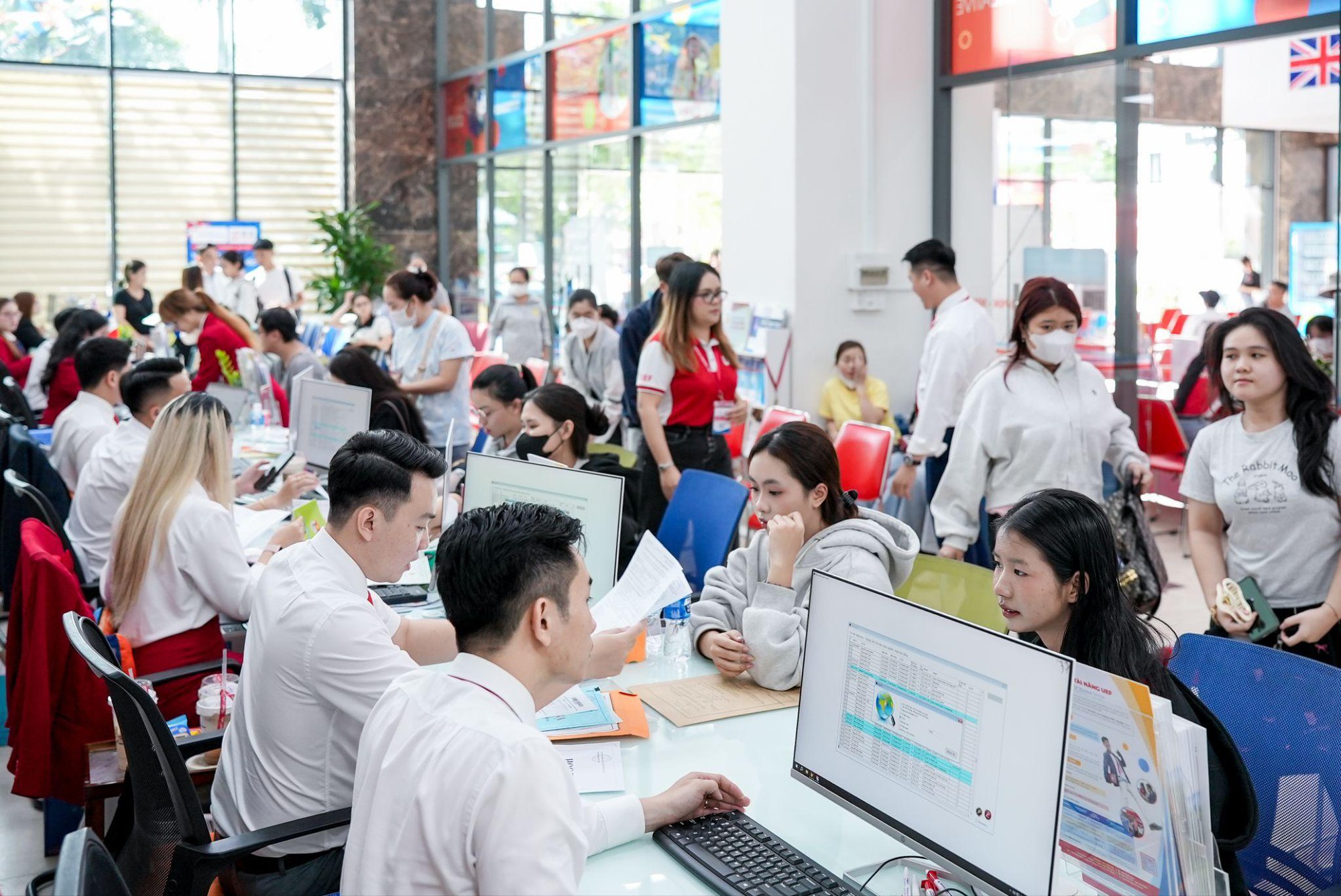 Đ&ocirc;ng đảo th&iacute; sinh, phụ huynh đến UEF ho&agrave;n tất thủ tục nhập học - Ảnh 1.