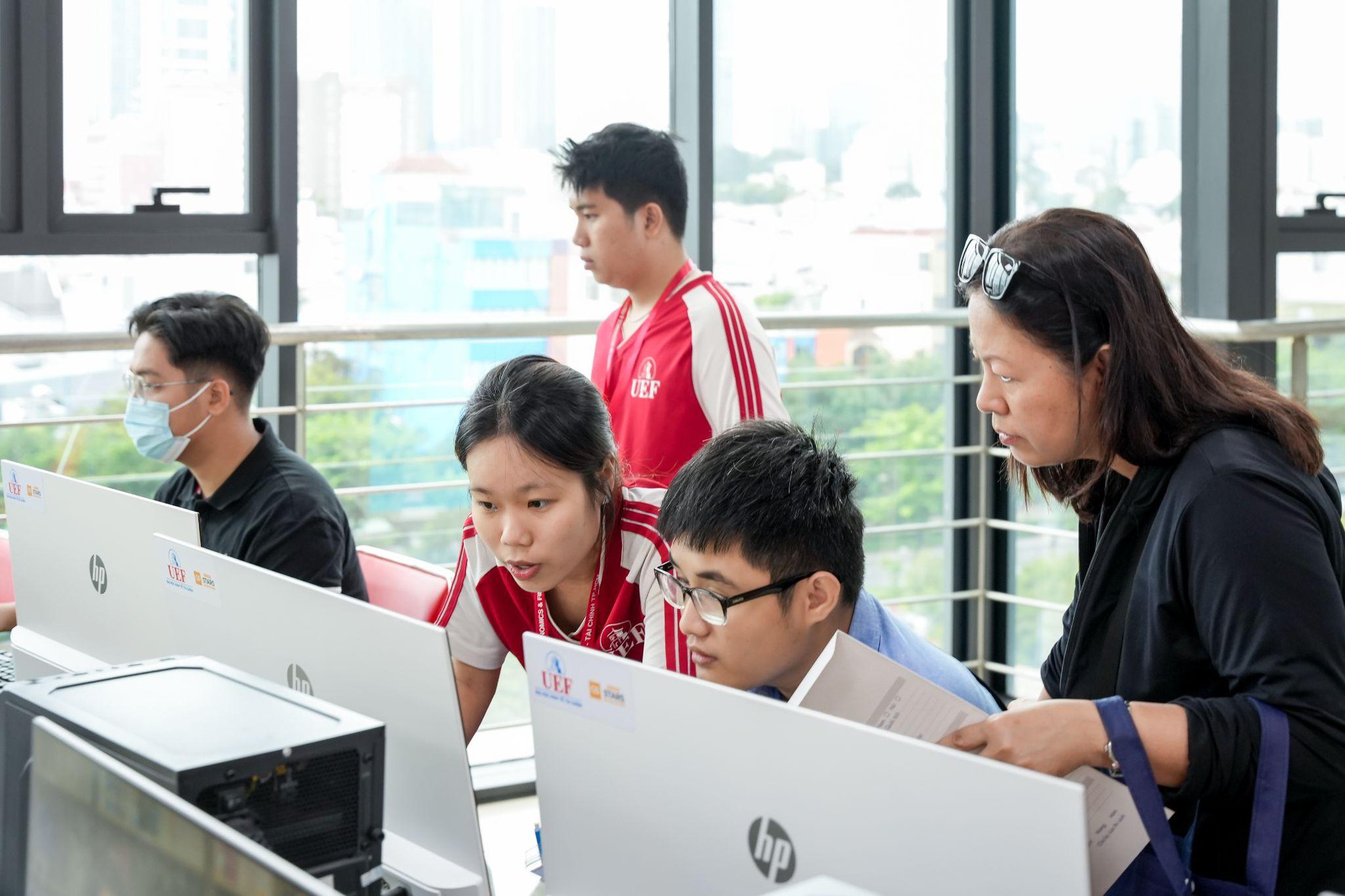 Đ&ocirc;ng đảo th&iacute; sinh, phụ huynh đến UEF ho&agrave;n tất thủ tục nhập học - Ảnh 2.