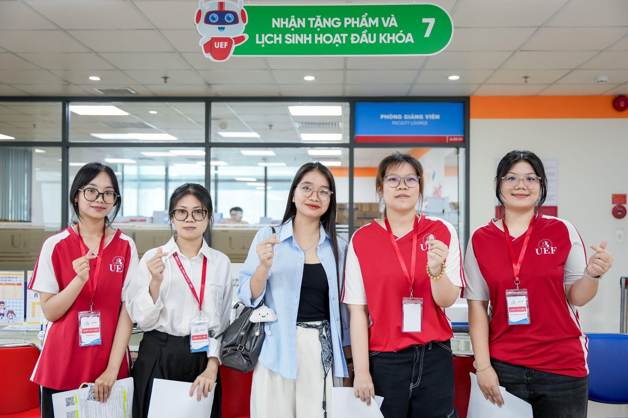 Đ&ocirc;ng đảo th&iacute; sinh, phụ huynh đến UEF ho&agrave;n tất thủ tục nhập học - Ảnh 4.