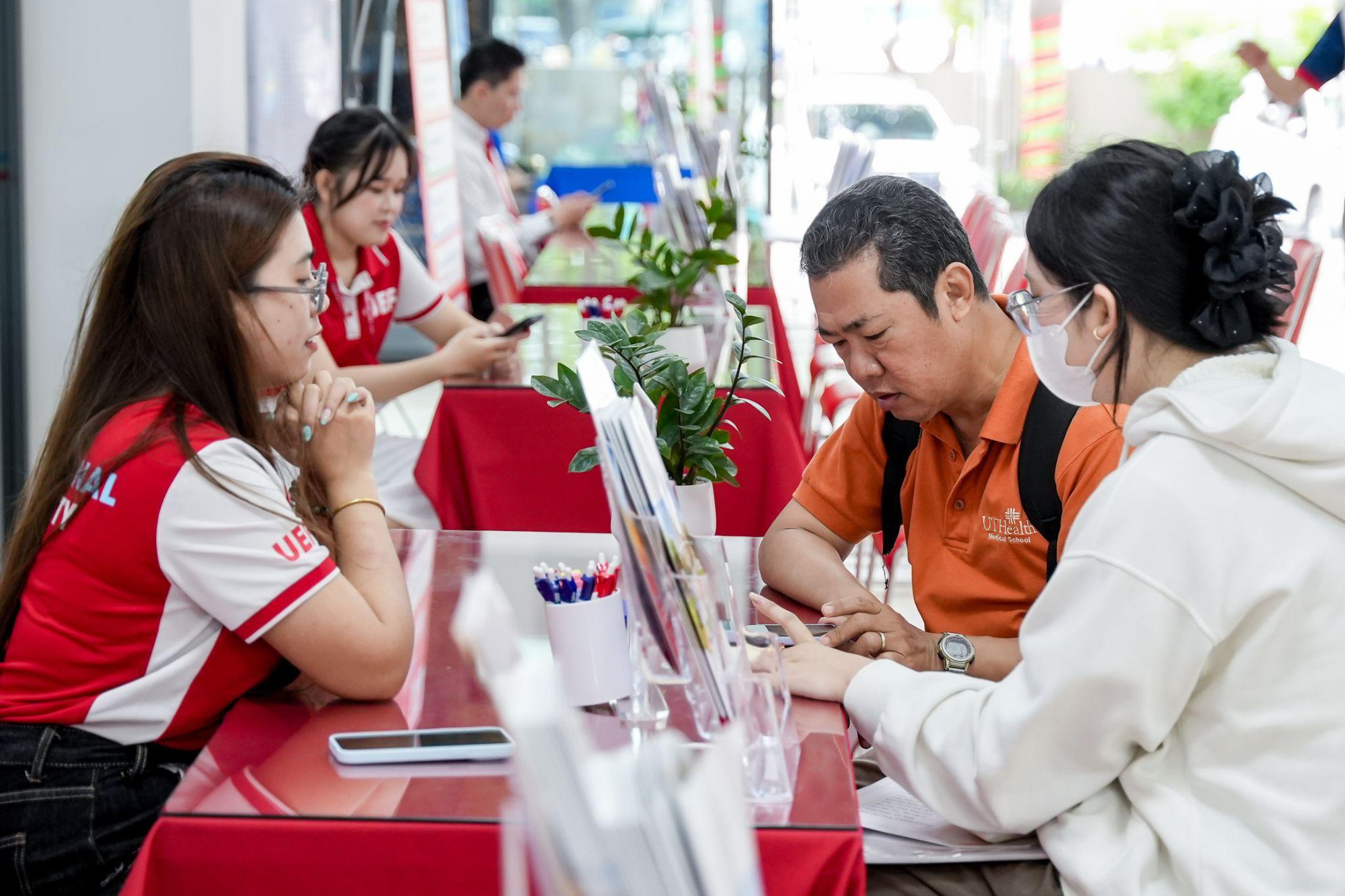 Đ&ocirc;ng đảo th&iacute; sinh, phụ huynh đến UEF ho&agrave;n tất thủ tục nhập học - Ảnh 6.