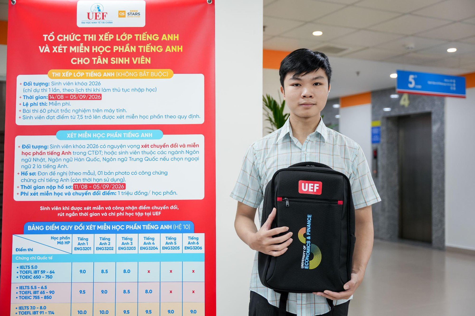 Đ&ocirc;ng đảo th&iacute; sinh, phụ huynh đến UEF ho&agrave;n tất thủ tục nhập học - Ảnh 8.