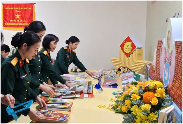 Phòng Khoa học quân (Học viện chính trị) học tập phong cách làm việc khoa học của Chủ tịch Hồ Chí Minh - Ảnh 2.