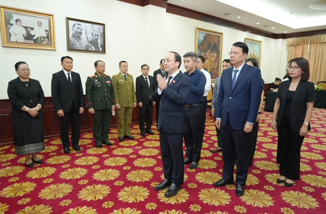 Đoàn đại biểu tỉnh Thái Nguyên viếng Chủ tịch Quốc hội Lào Saysomphone Phomvihane - Ảnh 1.