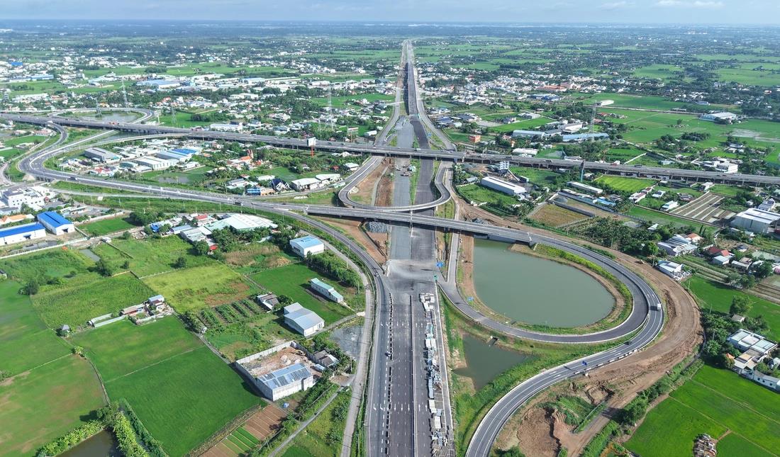 Hạ tầng khu Tây TP.HCM hoàn thiện, bất động sản nhà phố hút khách - Ảnh 1.