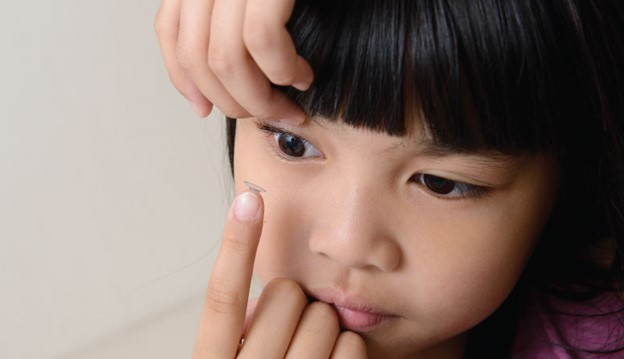 Độ cận tăng không chỉ khiến trẻ thay kính nhiều hơn: Những nguy cơ từ cận thị mà cha mẹ chưa biết - Ảnh 2.