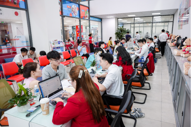 Đông đảo thí sinh và gia đình đến UEF hoàn tất thủ tục nhập học- Ảnh 1.