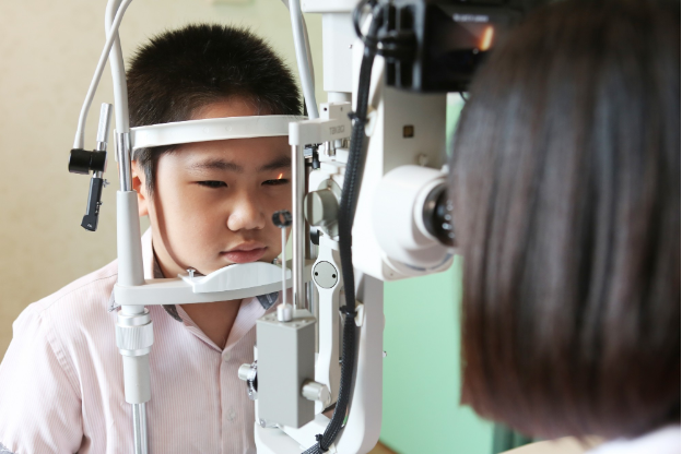 Độ cận tăng không chỉ khiến trẻ thay kính nhiều hơn: Những nguy cơ từ cận thị mà cha mẹ chưa biết - Ảnh 3.