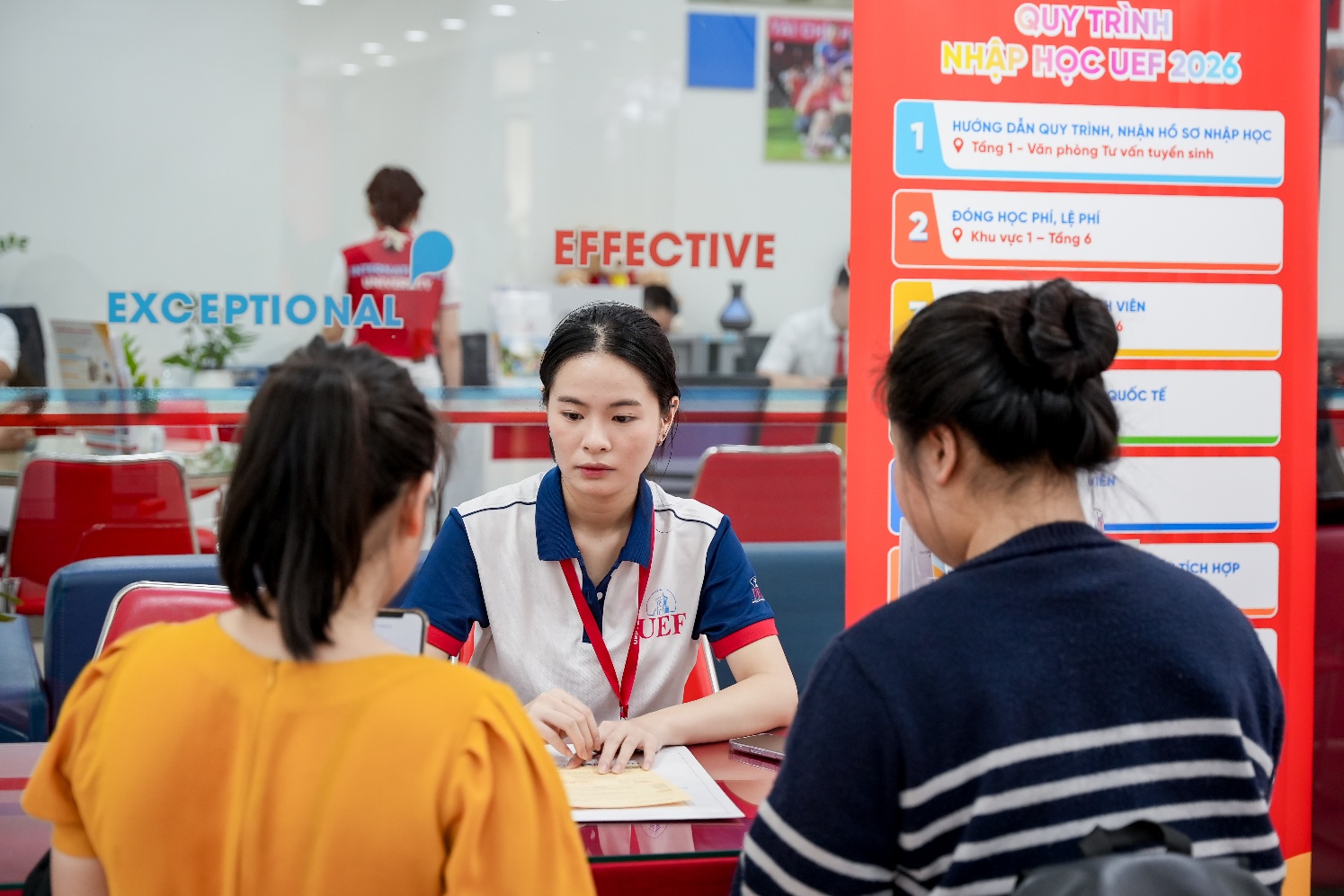 Đông đảo thí sinh và gia đình đến UEF hoàn tất thủ tục nhập học- Ảnh 3.
