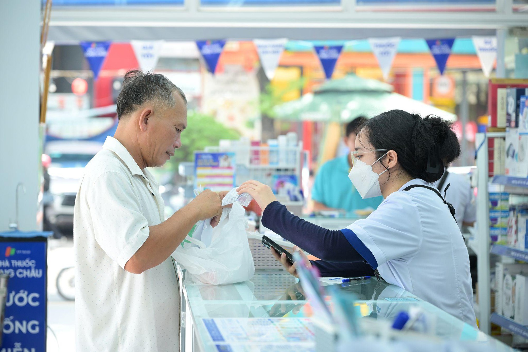 Thêm lựa chọn điều trị Covid-19 cho bệnh nhân nguy cơ tiến triển nặng: Long Châu sẵn sàng nguồn cung thuốc được FDA phê duyệt- Ảnh 1.