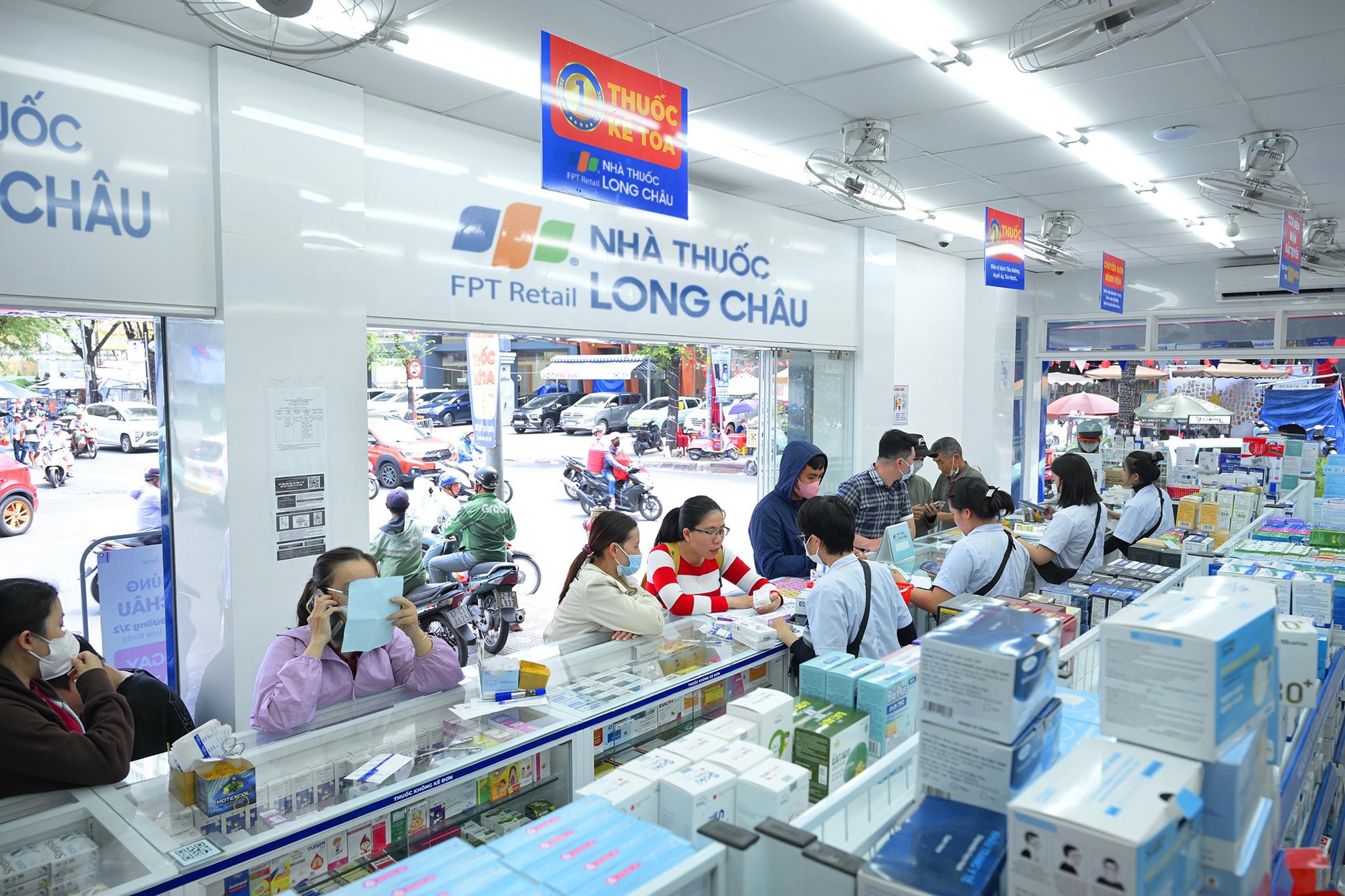 Long Ch&acirc;u mang th&ecirc;m giải ph&aacute;p điều trị Covid-19 về Việt Nam hỗ trợ người bệnh- Ảnh 1.