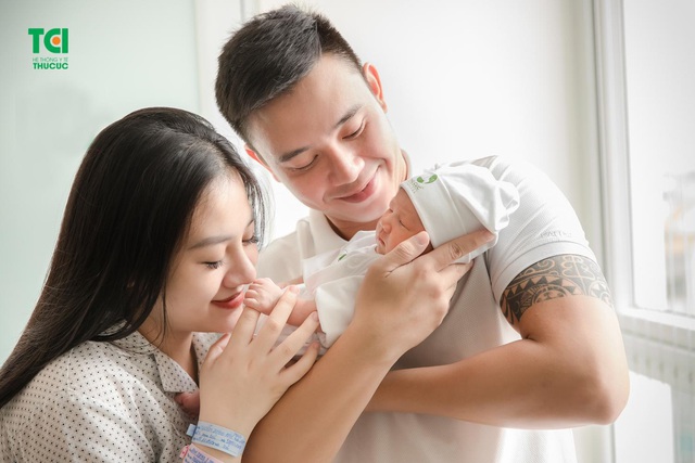 Màn dỗ con đầy cảm lạnh của cán bộ Đông Hùng: Nhìn biểu cảm của bé Lam mà "gai cô gai dì" vừa thương vừa buồn cười- Ảnh 2.