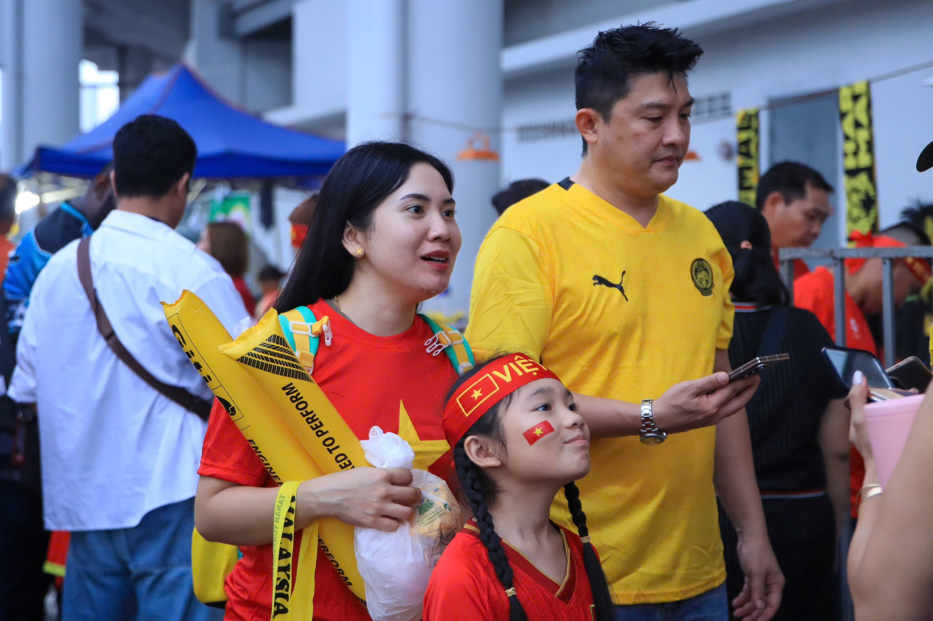 Diễn biến ĐT Malaysia vs Việt Nam: VÀOOO! cầu thủ Malaysia phản lưới nhà, 2-0 cho Việt Nam - Ảnh 10.